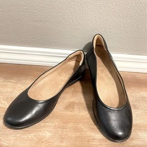 Naturalizer 8.5 Black Leather Flats Flexy EUC
